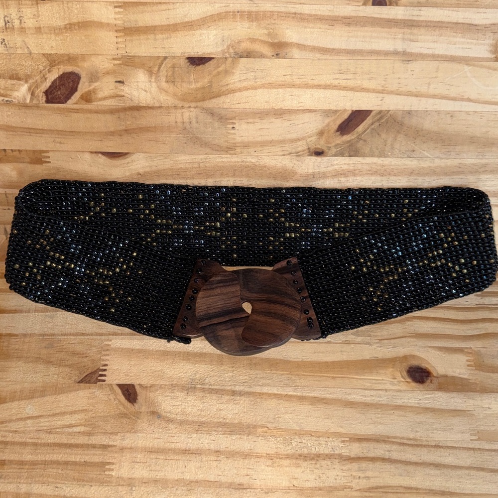 Beaded stretch belt with wooden clasp buckle